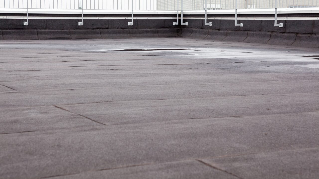 Flat roof with waterproofing layers